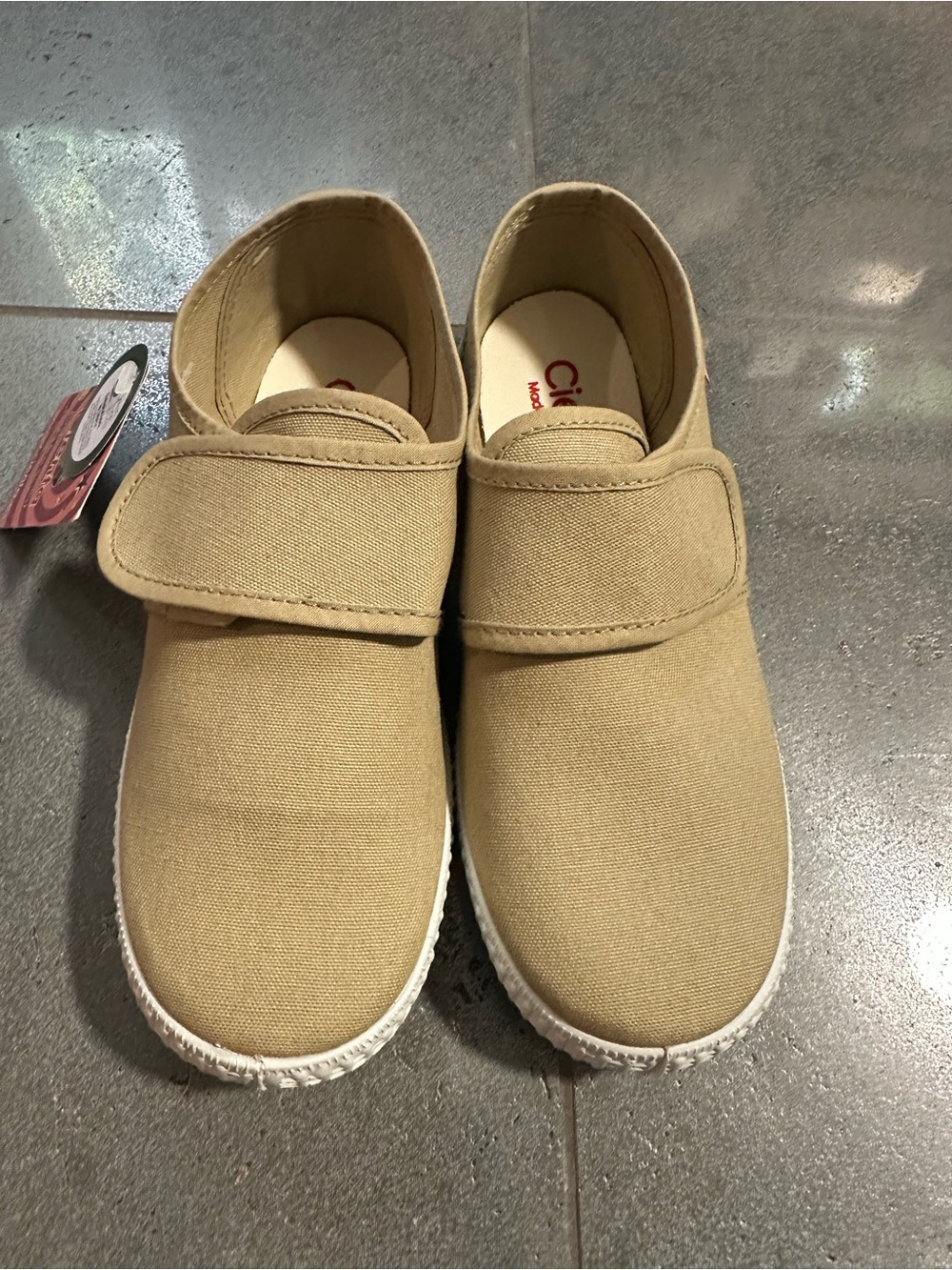 Cienta New 2.5y 33 Tan Shoes Velcro Slip On